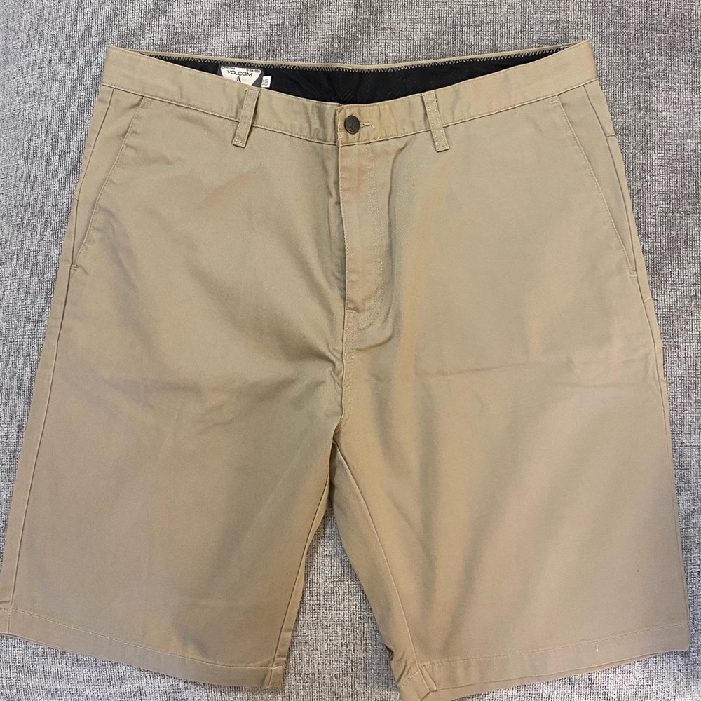 Bundle of men’s Volcom shorts!